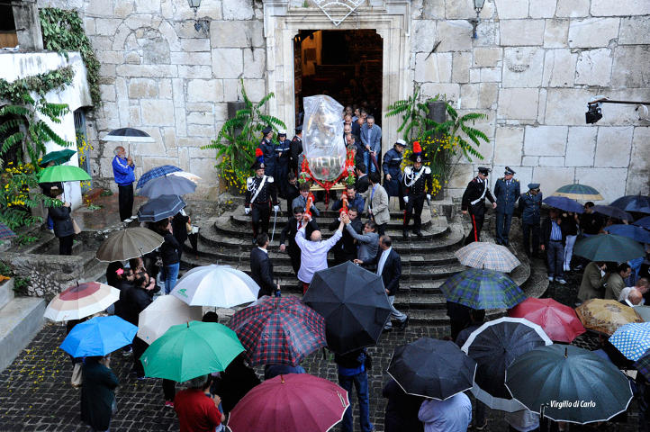 Uscita San Nicandro sotto la pioggia